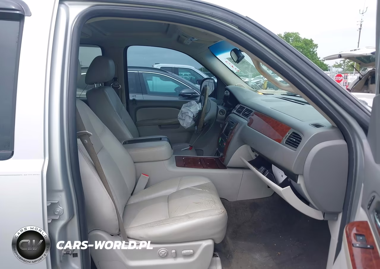 2010 Chevrolet Tahoe Ltz VIN:1GNUCCE07AR219352 - 5