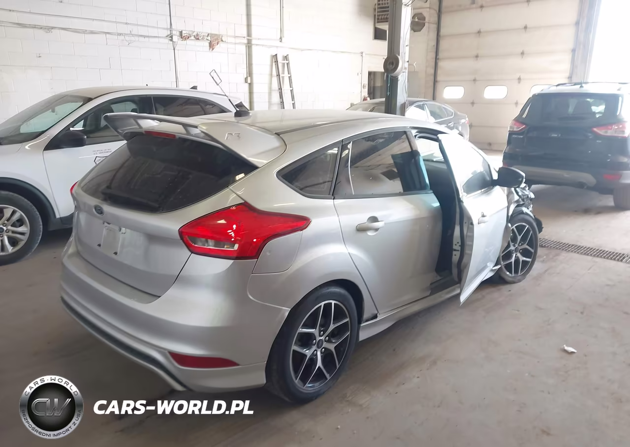 2016 Ford Focus Se VIN:1FADP3K26GL310360 - 4