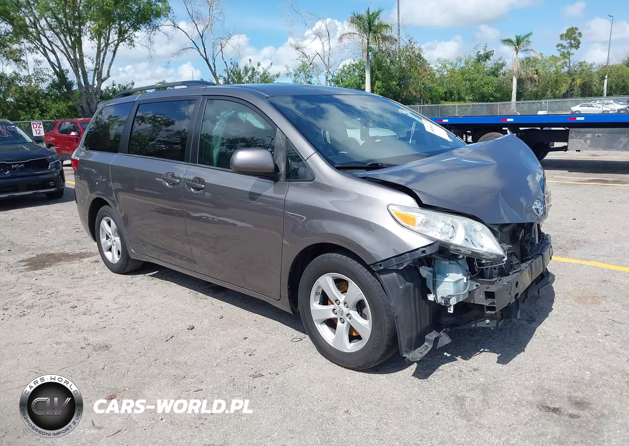 2015 Toyota Sienna Le 8 Passenger