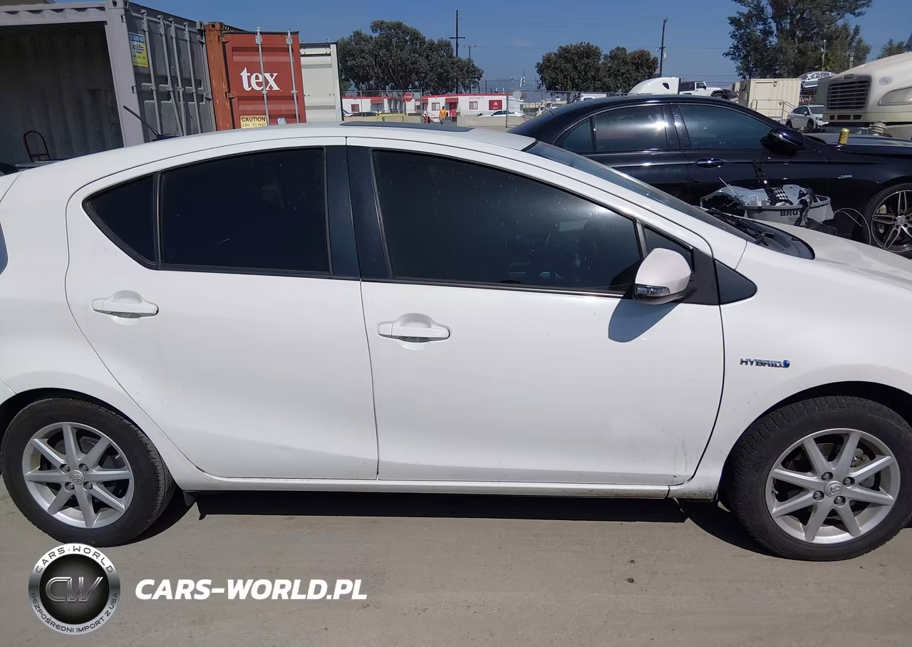 2014 Toyota Prius C Four VIN:JTDKDTB39E1075318 - 13
