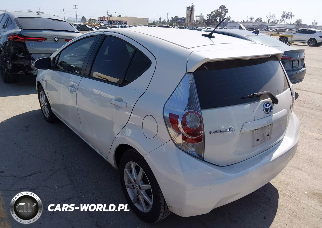 2014 Toyota Prius C Four VIN:JTDKDTB39E1075318 - 3