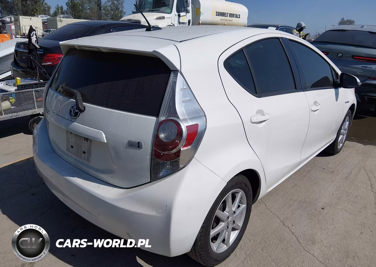 2014 Toyota Prius C Four VIN:JTDKDTB39E1075318 - 4