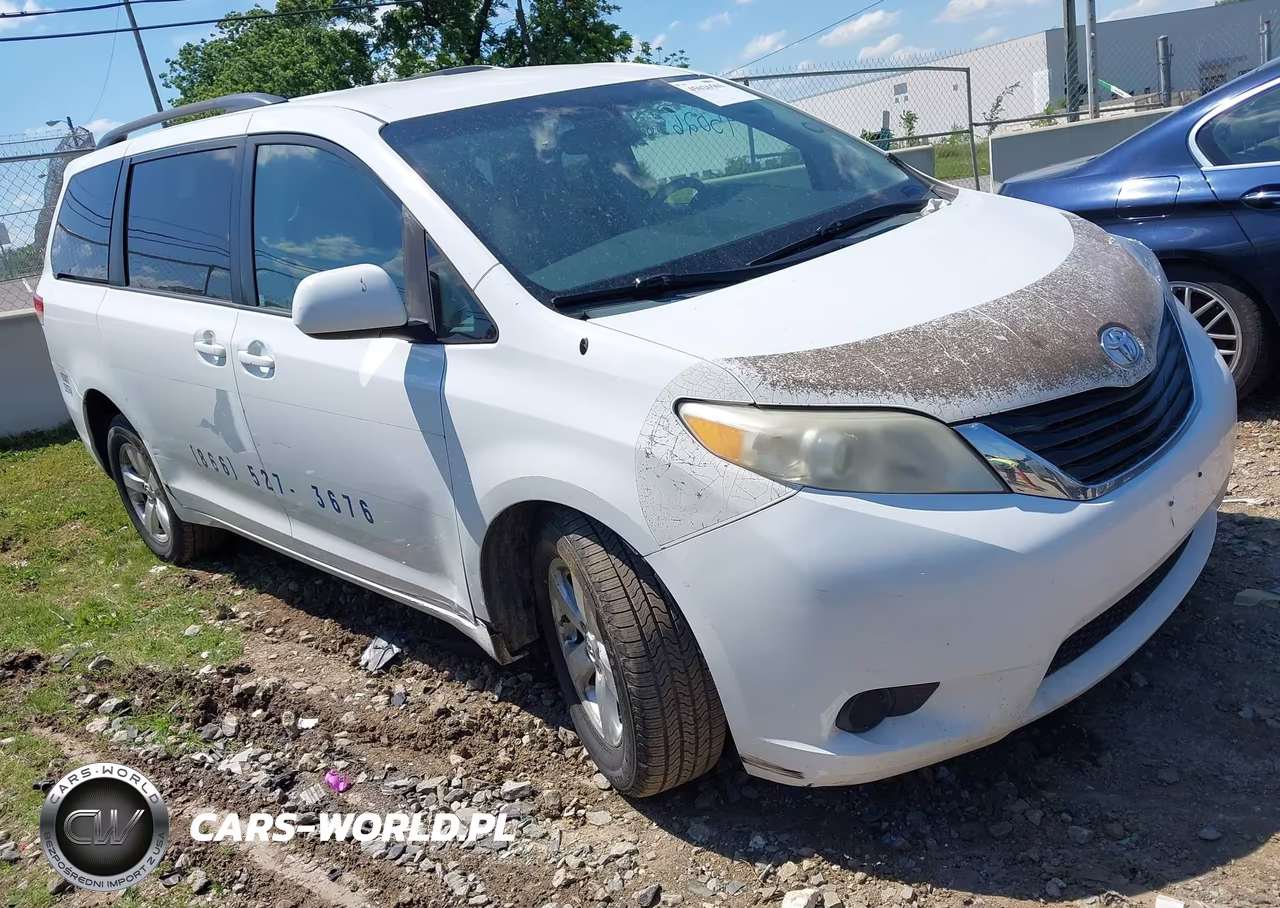 2014 Toyota Sienna Le V6 8 Passenger
