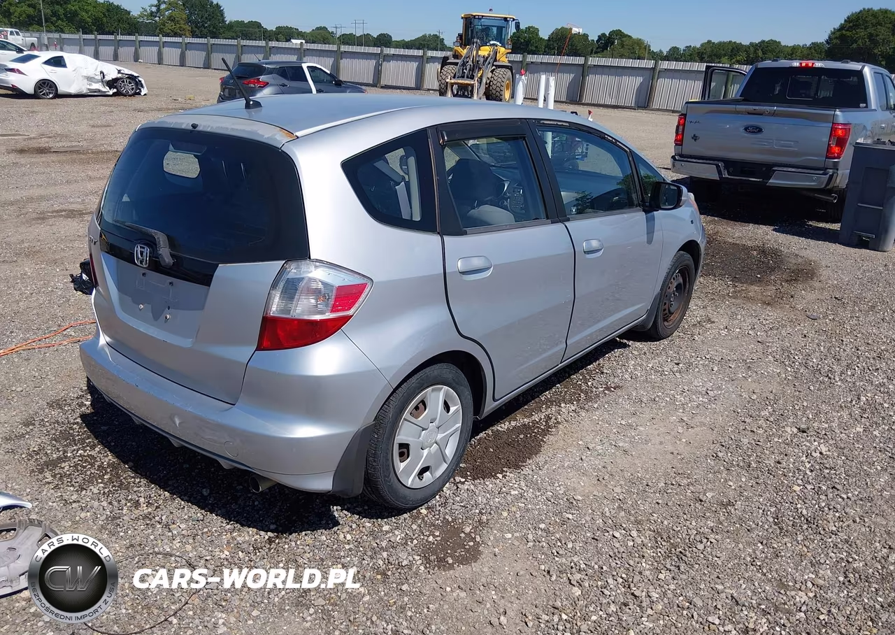 2013 Honda Fit VIN:JHMGE8H32DC013333 - 4