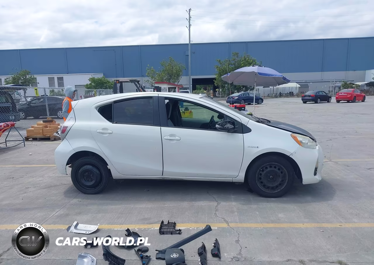 2014 Toyota Prius C One VIN:JTDKDTB33E1563762 - 13