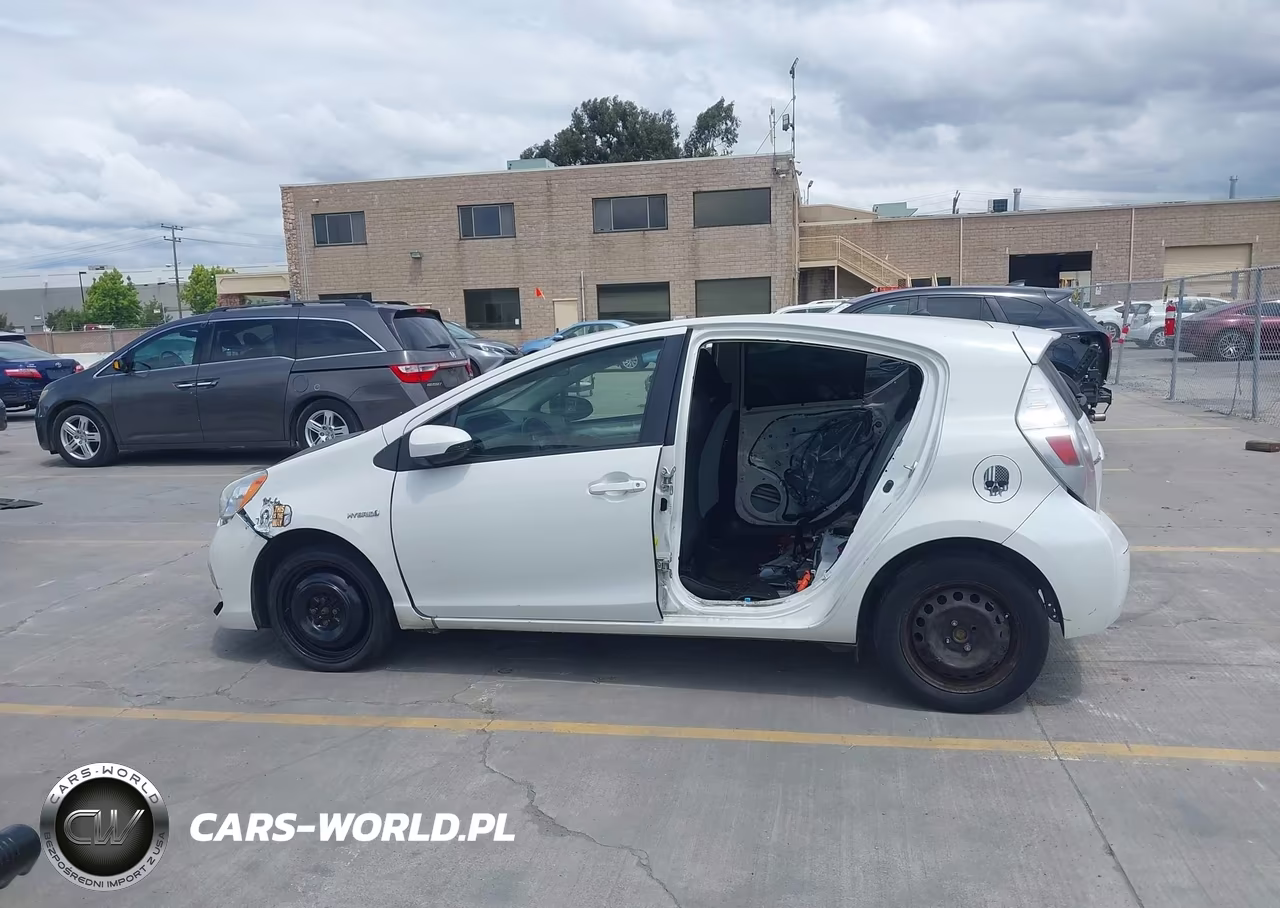 2014 Toyota Prius C One VIN:JTDKDTB33E1563762 - 14