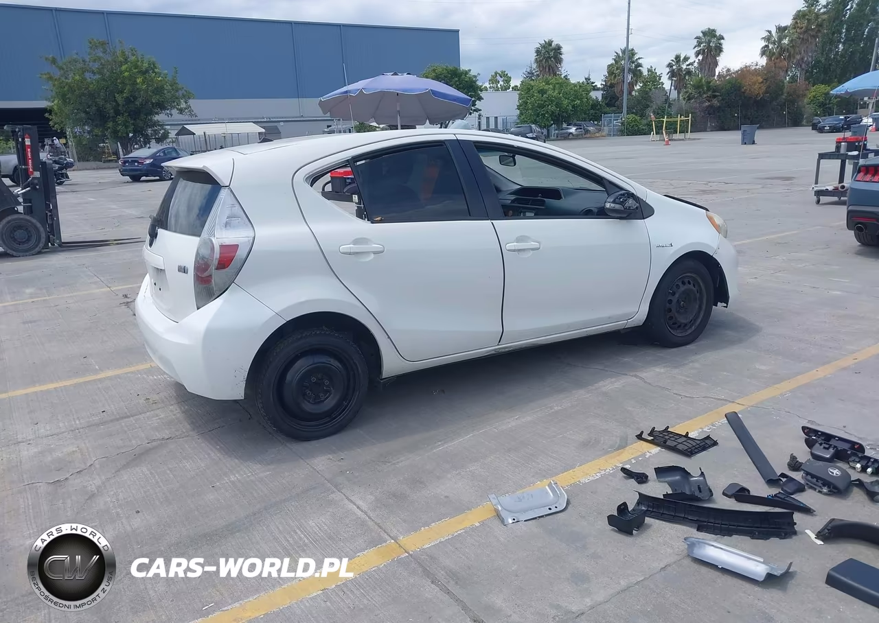 2014 Toyota Prius C One VIN:JTDKDTB33E1563762 - 4