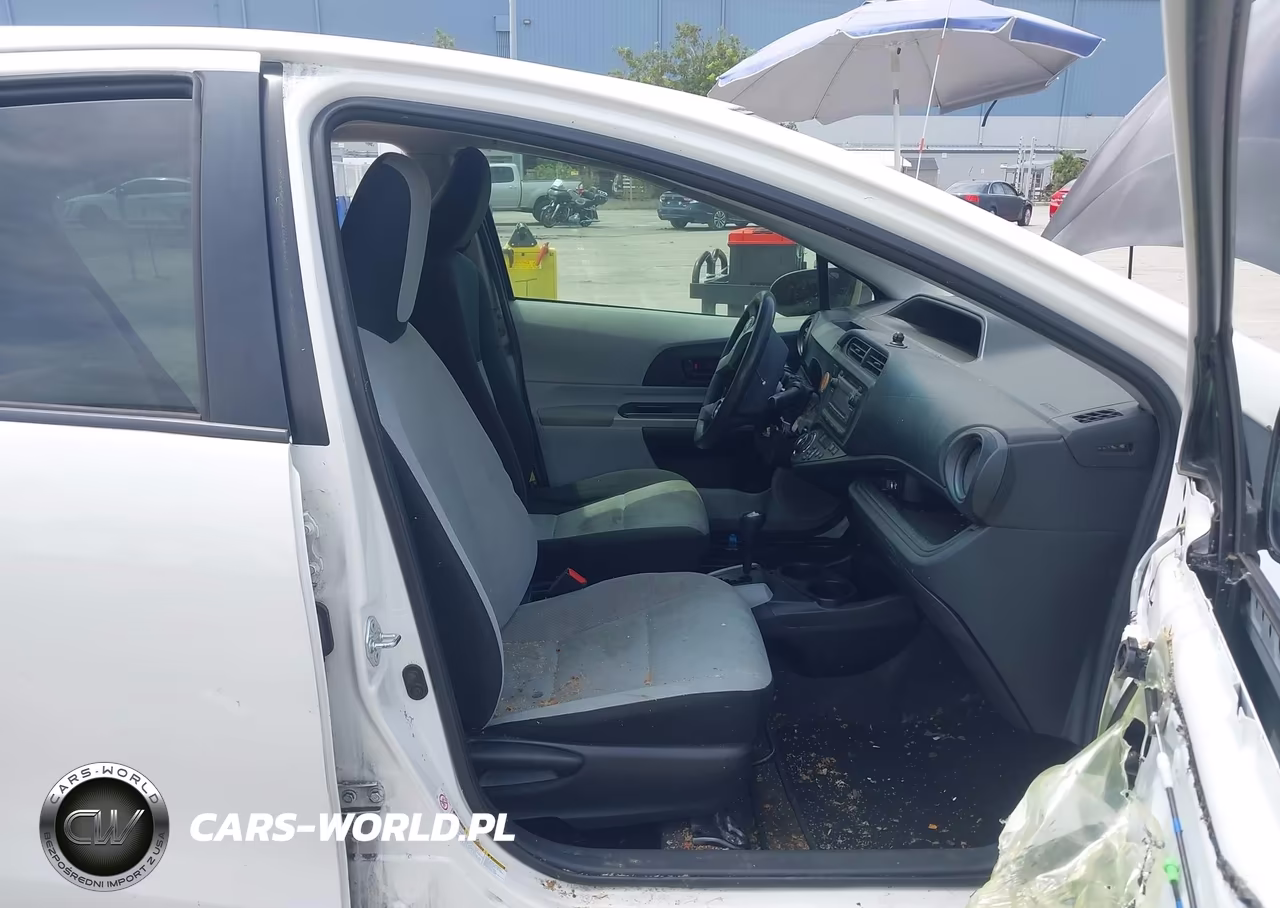 2014 Toyota Prius C One VIN:JTDKDTB33E1563762 - 5