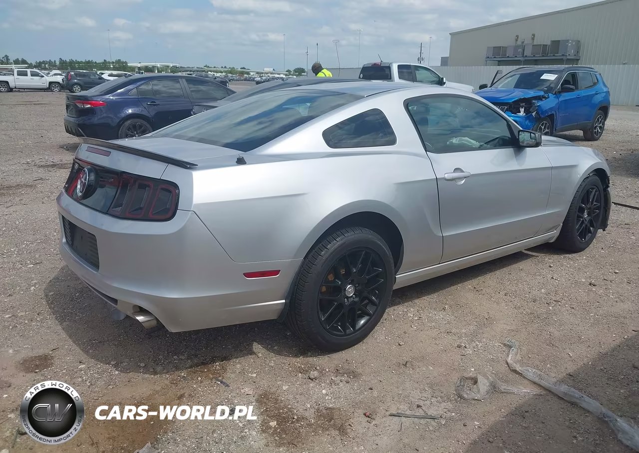 2014 Ford Mustang V6 VIN:1ZVBP8AM0E5306045 - 4