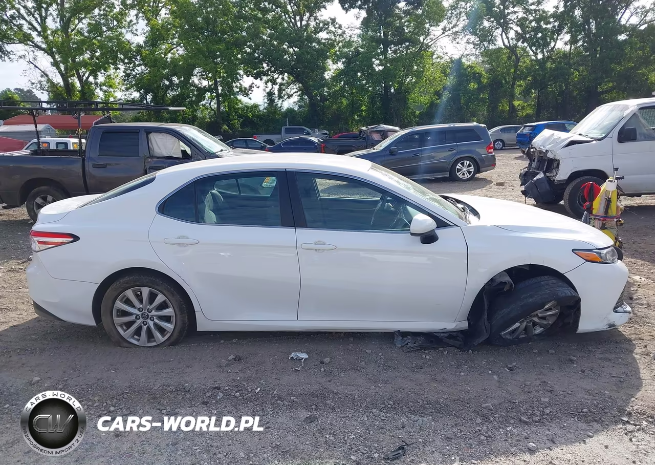 2018 Toyota Camry Le VIN:4T1B11HK0JU595133 - 13