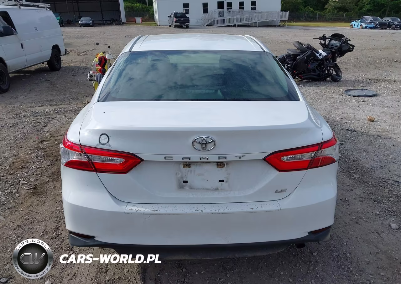 2018 Toyota Camry Le VIN:4T1B11HK0JU595133 - 16