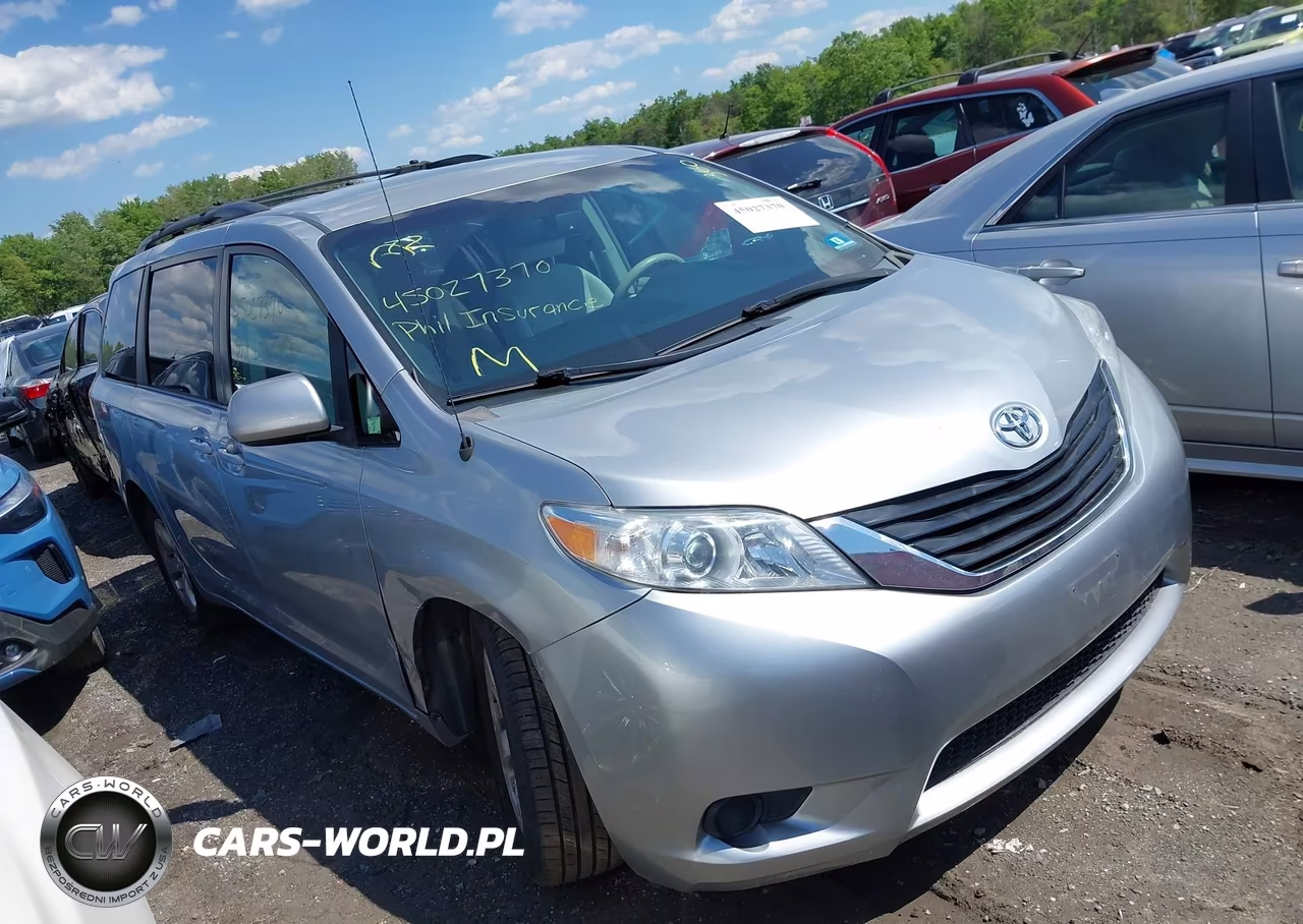2014 Toyota Sienna Le V6 8 Passenger