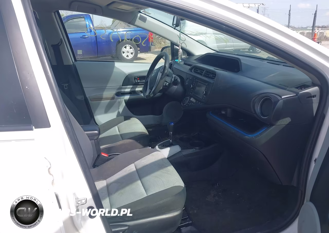 2013 Toyota Prius C Three VIN:JTDKDTB30D1550854 - 5