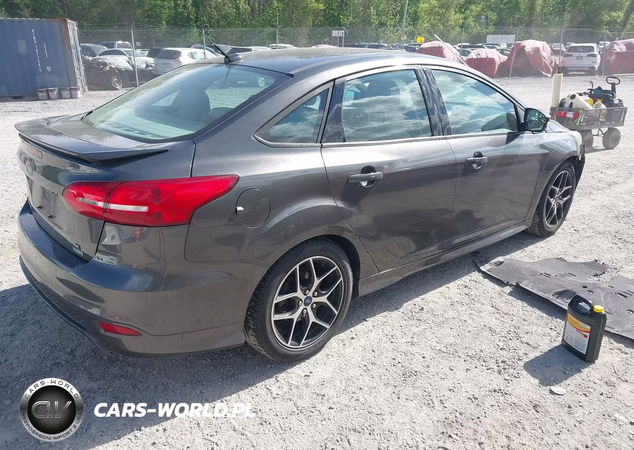 2015 Ford Focus Se VIN:1FADP3FE5FL354675 - 4