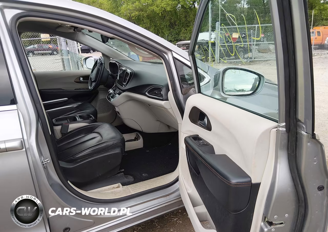 2017 Chrysler Pacifica Touring-L VIN:2C4RC1BG6HR507467 - 5