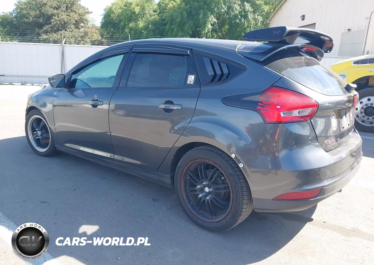2015 Ford Focus Se VIN:1FADP3K20FL326942 - 3