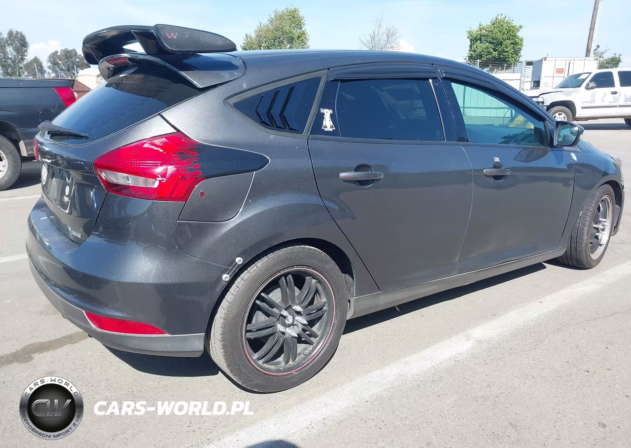 2015 Ford Focus Se VIN:1FADP3K20FL326942 - 4