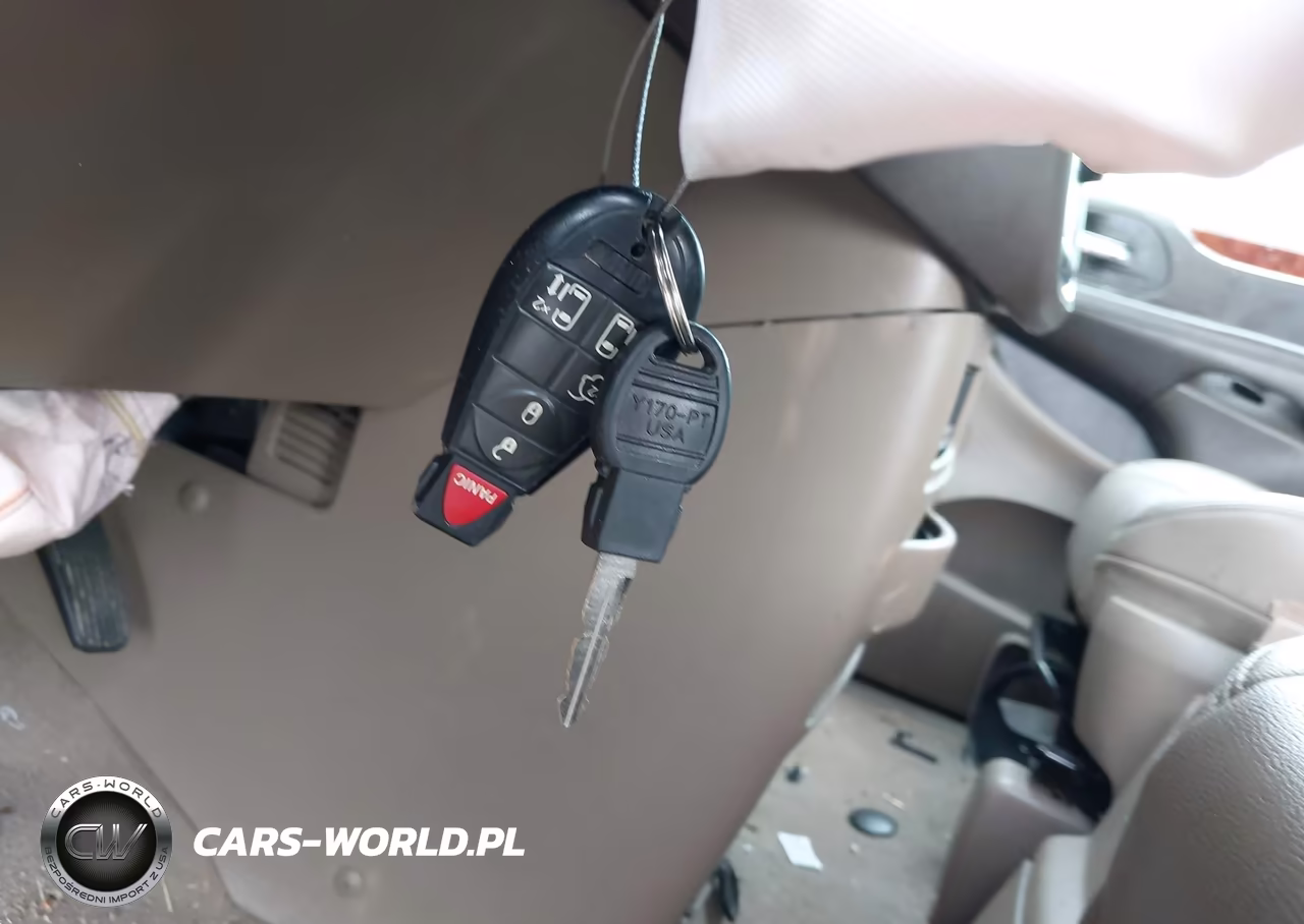 2014 Chrysler Town & Country Touring VIN:2C4RC1BG7ER443936 - 11