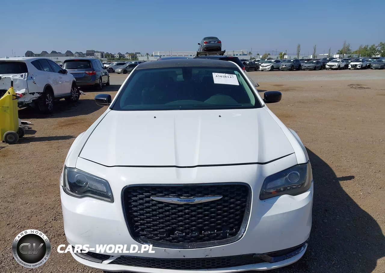2018 Chrysler 300 Touring VIN:2C3CCAAGXJH331756 - 12