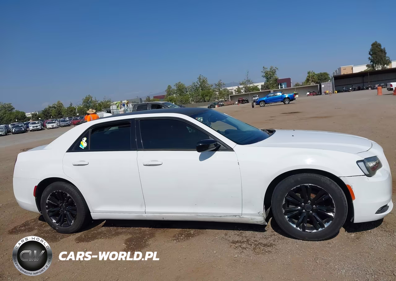 2018 Chrysler 300 Touring VIN:2C3CCAAGXJH331756 - 13