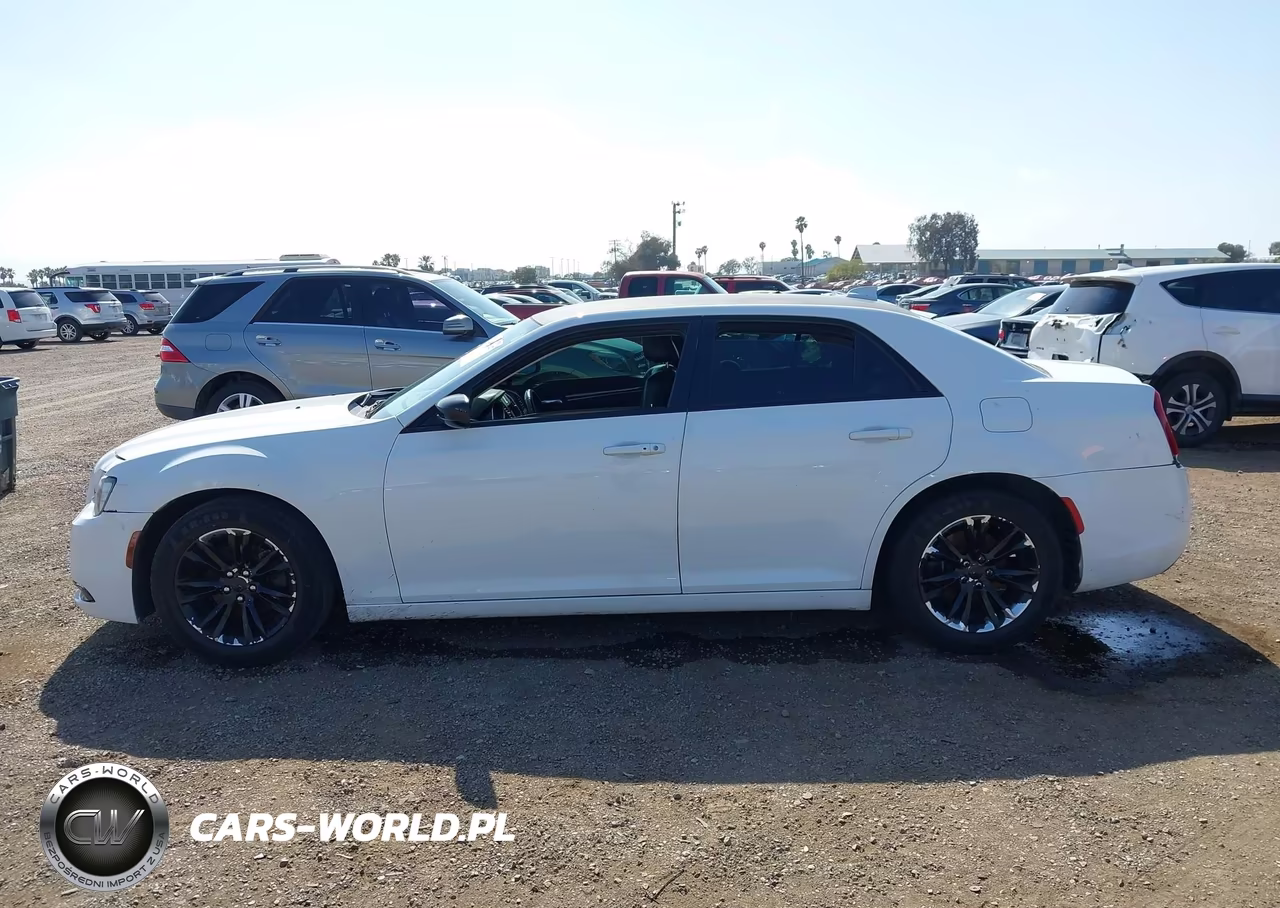2018 Chrysler 300 Touring VIN:2C3CCAAGXJH331756 - 14
