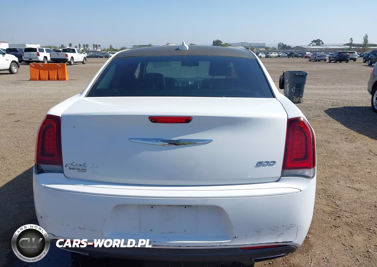 2018 Chrysler 300 Touring VIN:2C3CCAAGXJH331756 - 16
