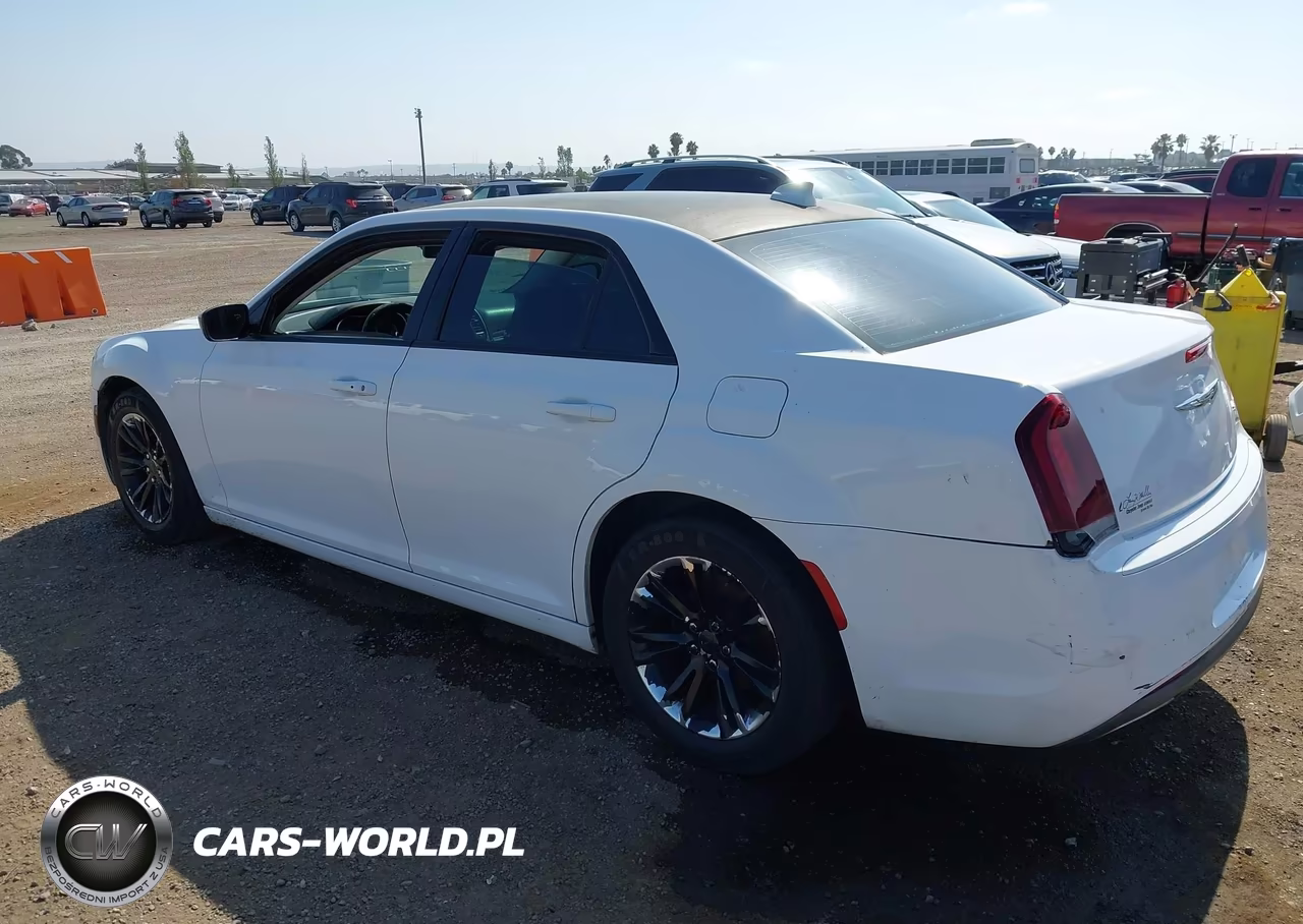 2018 Chrysler 300 Touring VIN:2C3CCAAGXJH331756 - 3