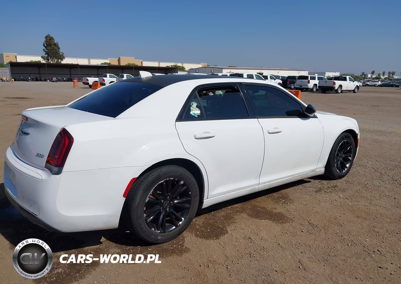 2018 Chrysler 300 Touring VIN:2C3CCAAGXJH331756 - 4