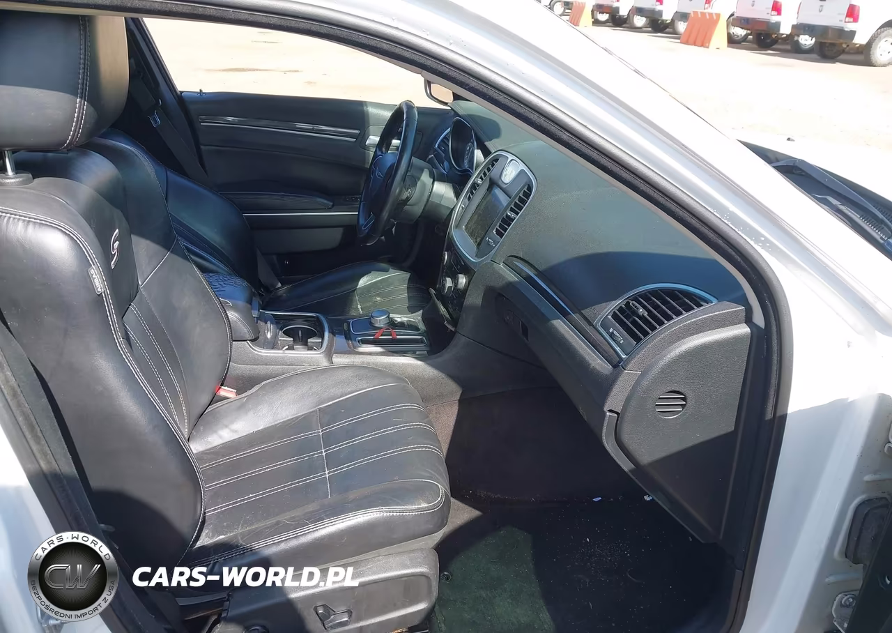 2018 Chrysler 300 Touring VIN:2C3CCAAGXJH331756 - 5