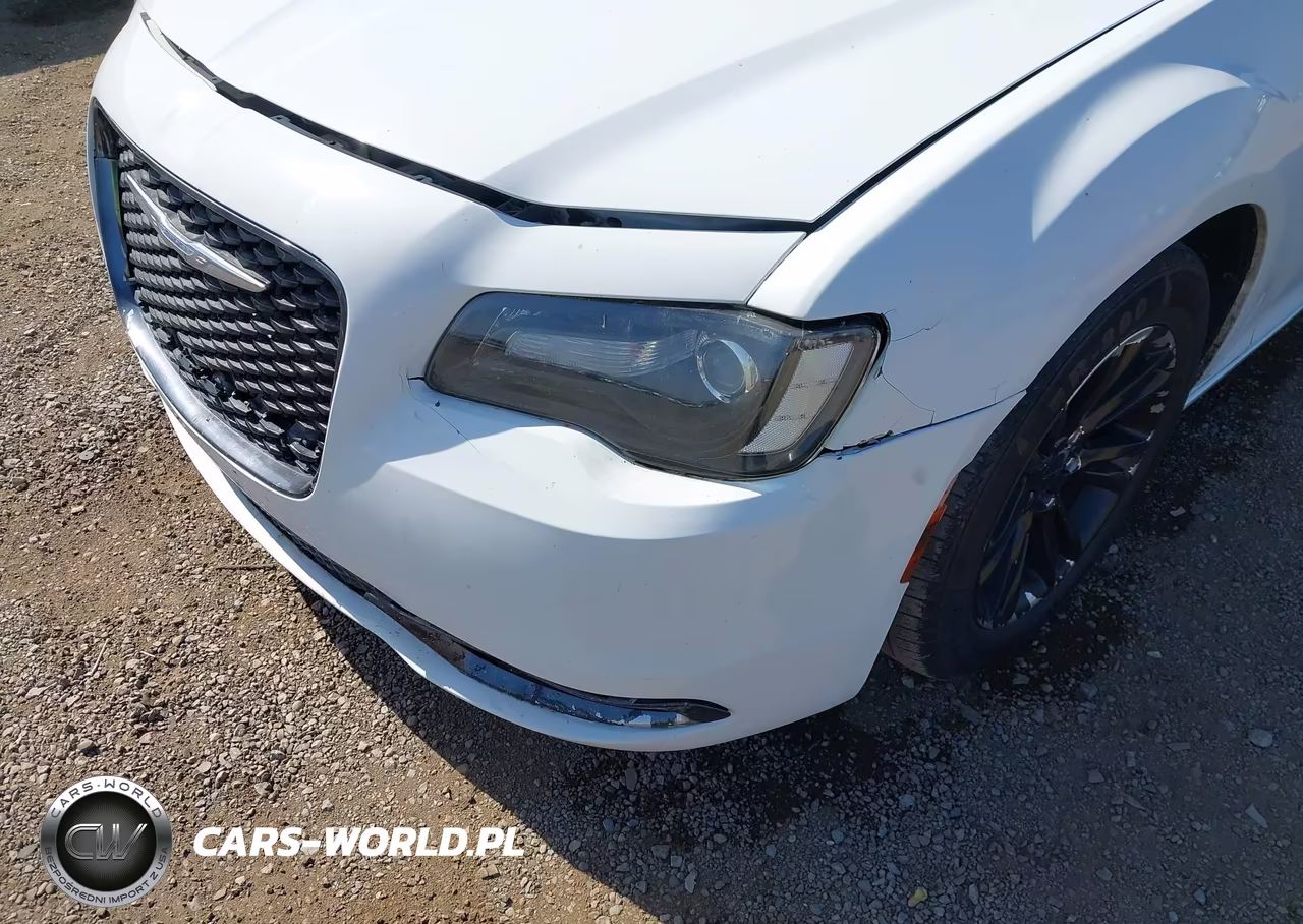 2018 Chrysler 300 Touring VIN:2C3CCAAGXJH331756 - 6