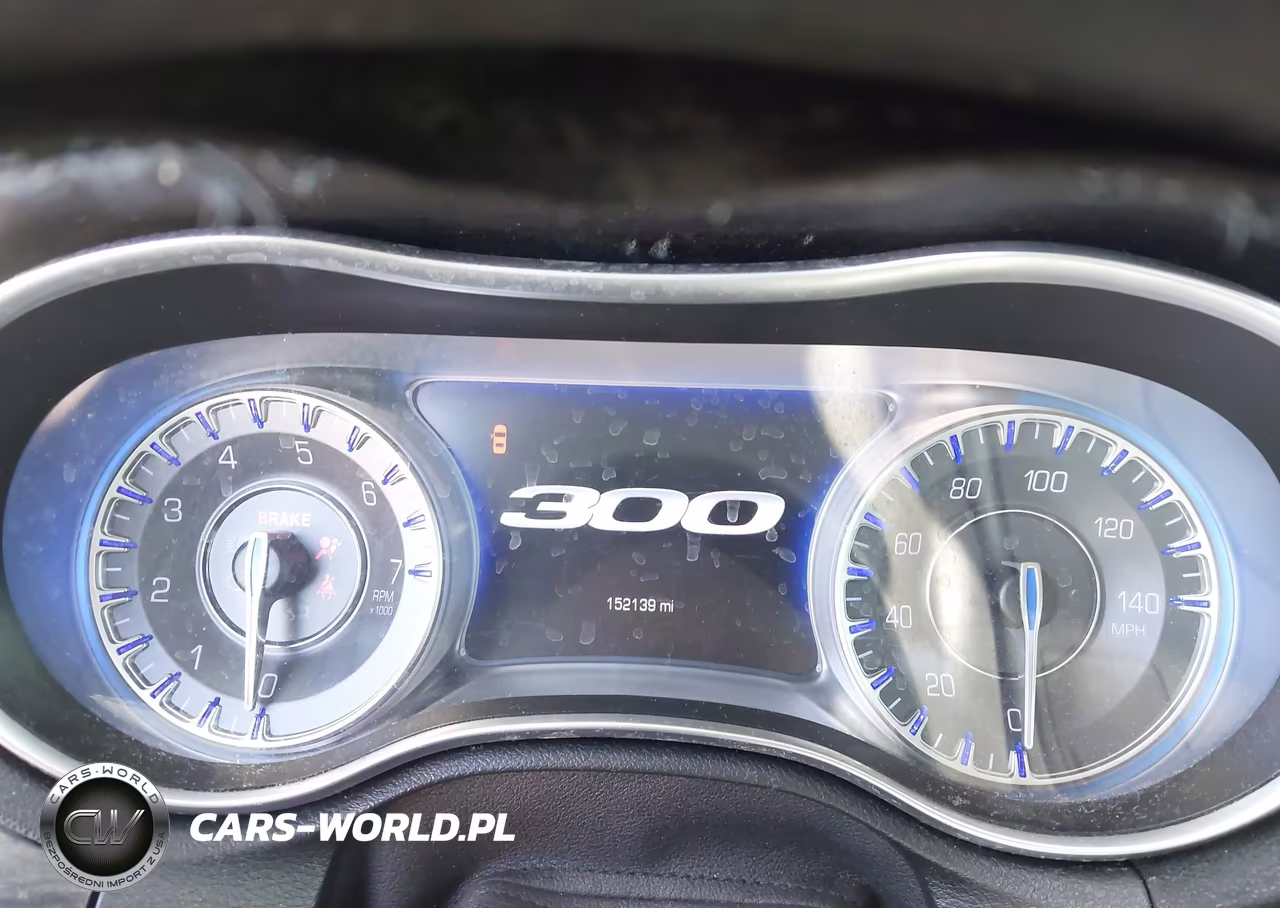 2018 Chrysler 300 Touring VIN:2C3CCAAGXJH331756 - 7