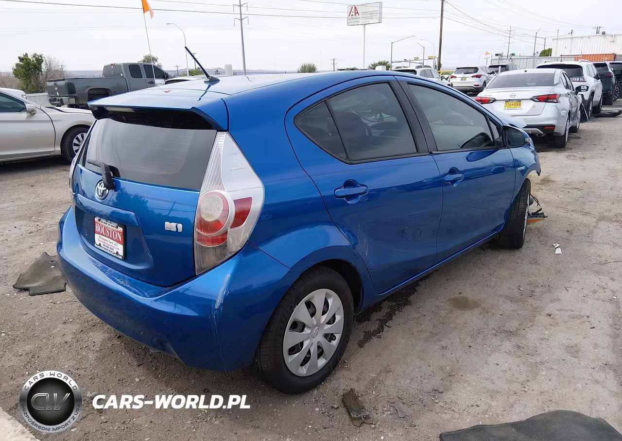 2014 Toyota Prius C Two VIN:JTDKDTB37E1559813 - 4