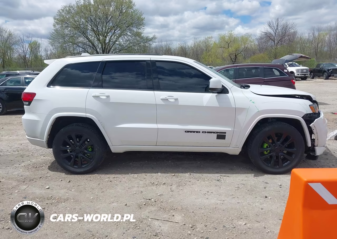 2018 Jeep Grand Cherokee Altitude 4X4 VIN:1C4RJFAG5JC257609 - 13