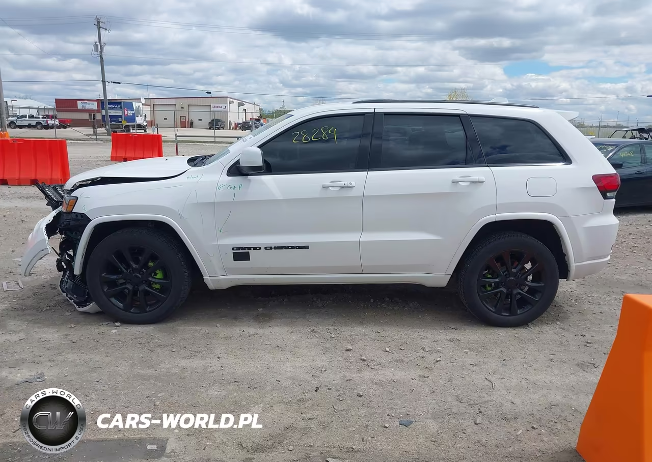 2018 Jeep Grand Cherokee Altitude 4X4 VIN:1C4RJFAG5JC257609 - 14