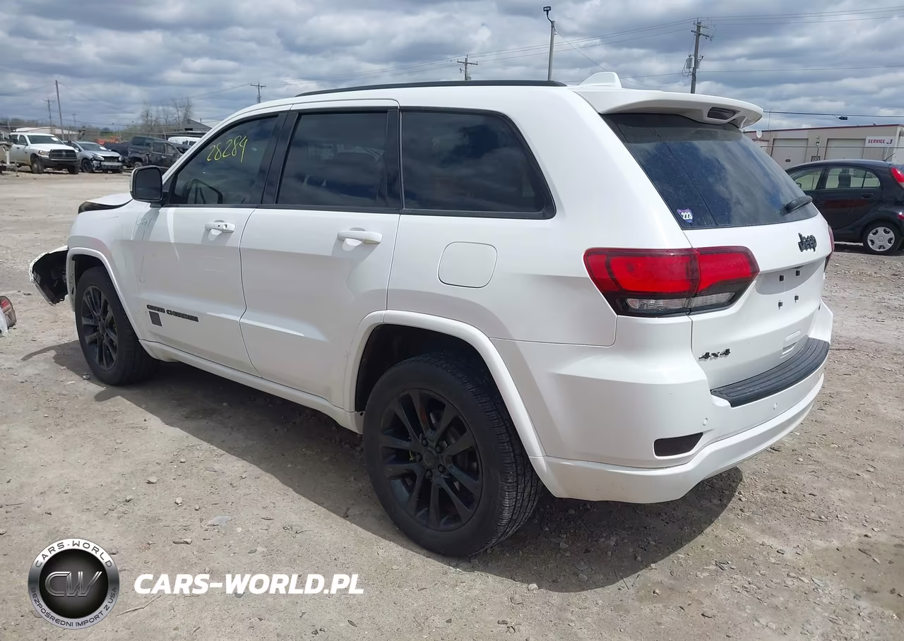2018 Jeep Grand Cherokee Altitude 4X4 VIN:1C4RJFAG5JC257609 - 3