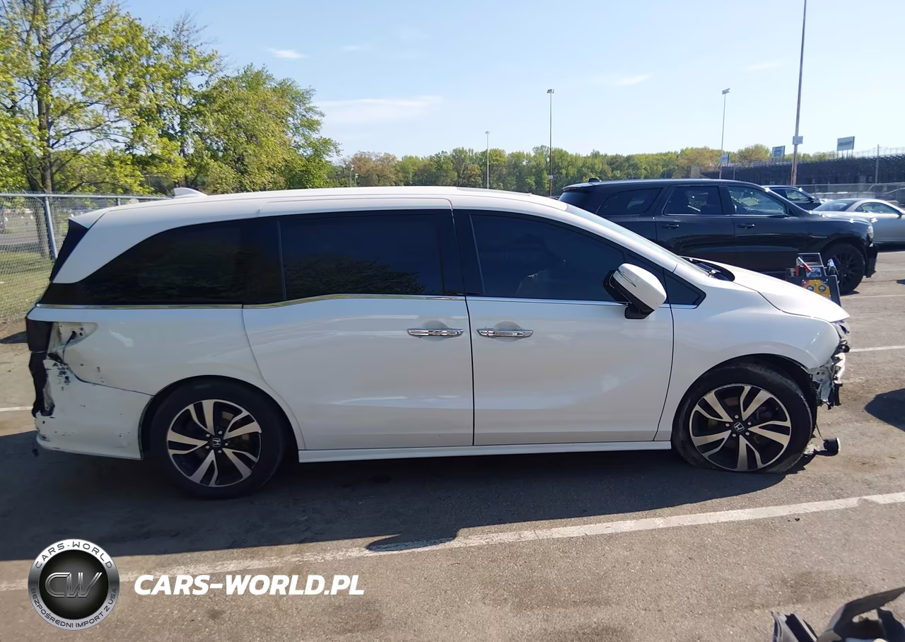 2018 Honda Odyssey Elite VIN:5FNRL6H97JB049042 - 13