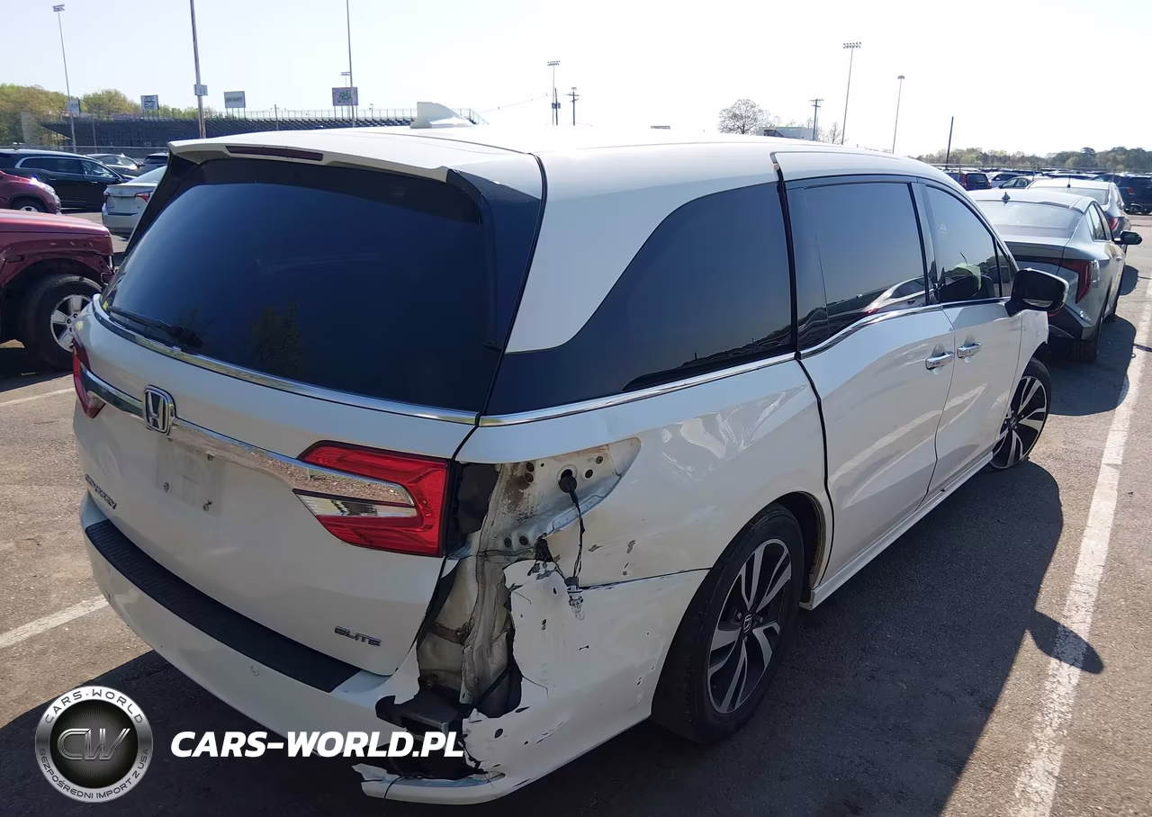 2018 Honda Odyssey Elite VIN:5FNRL6H97JB049042 - 4