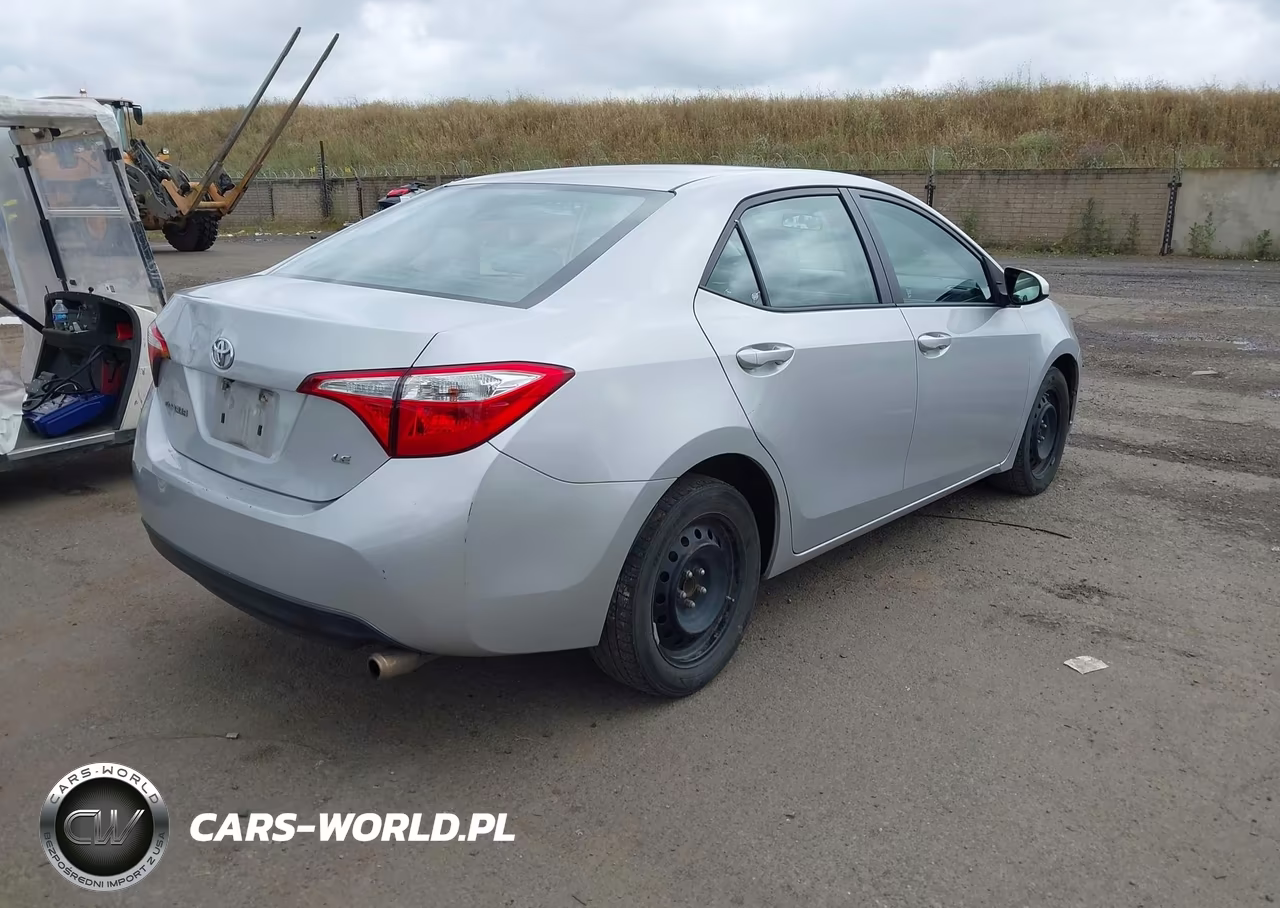 2015 Toyota Corolla Le VIN:5YFBURHE3FP232446 - 4