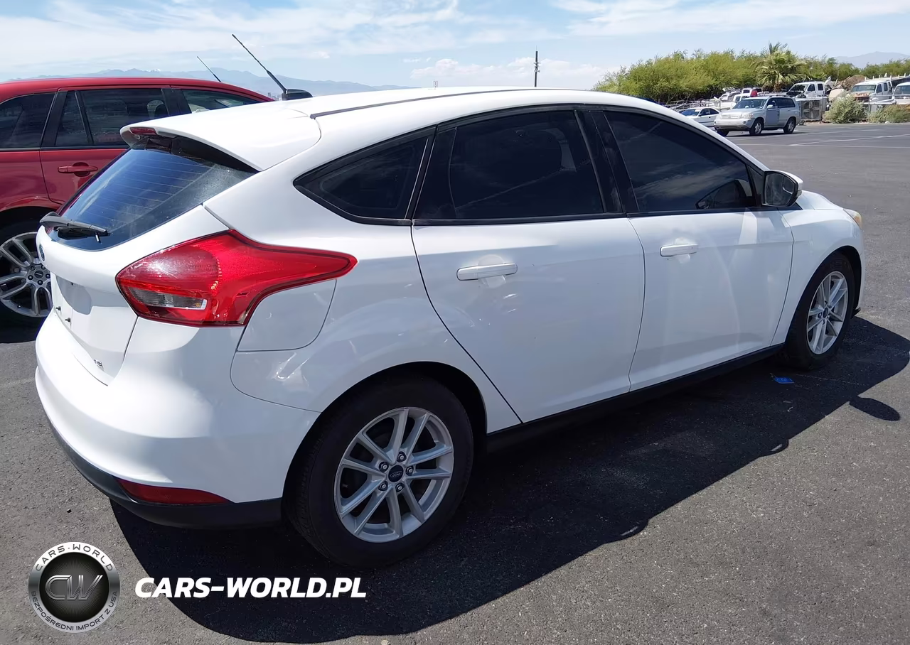2017 Ford Focus Se VIN:1FADP3K20HL299809 - 4
