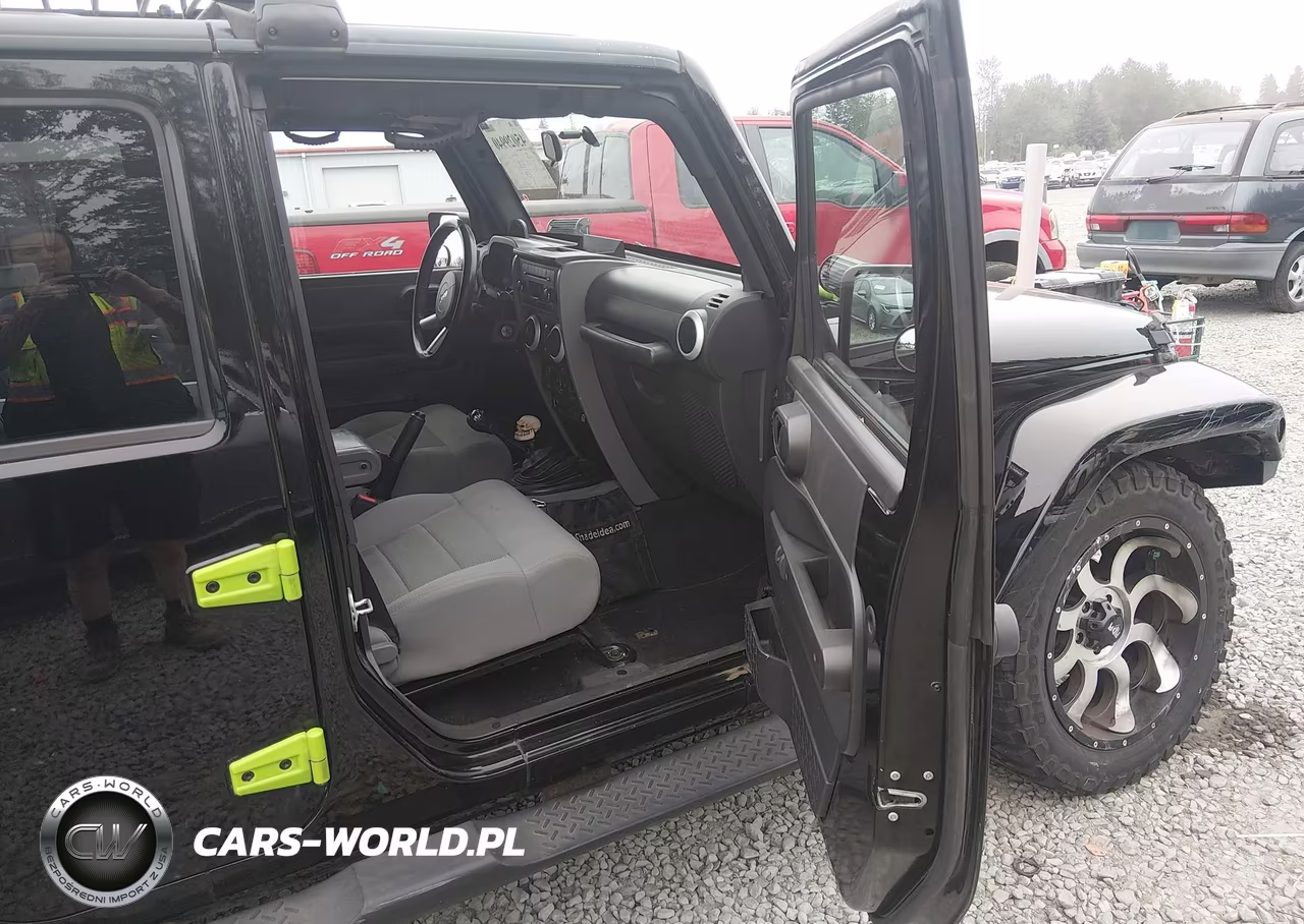 2008 Jeep Wrangler Unlimited Sahara VIN:1J4GA59138L508276 - 5