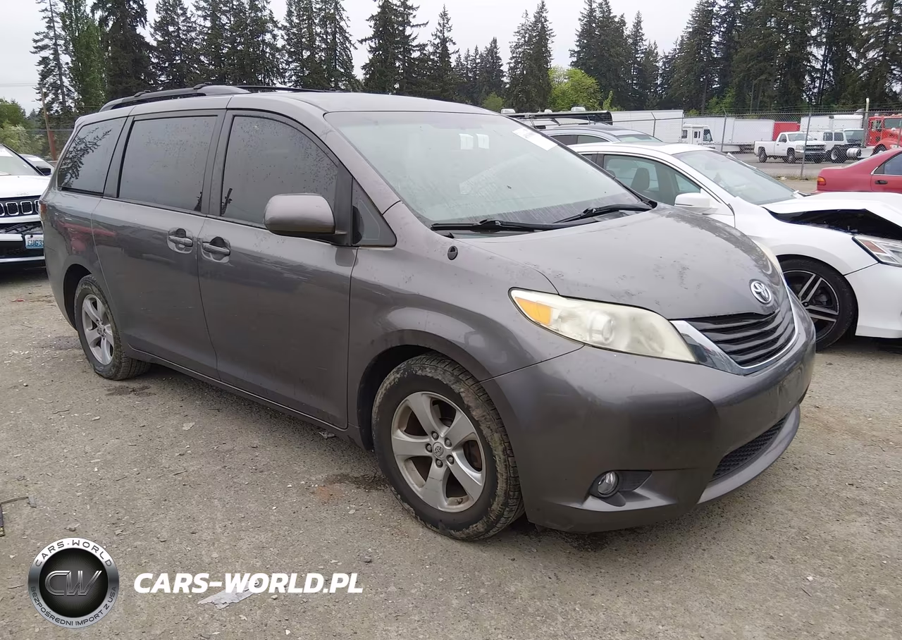 2012 Toyota Sienna Le V6 8 Passenger