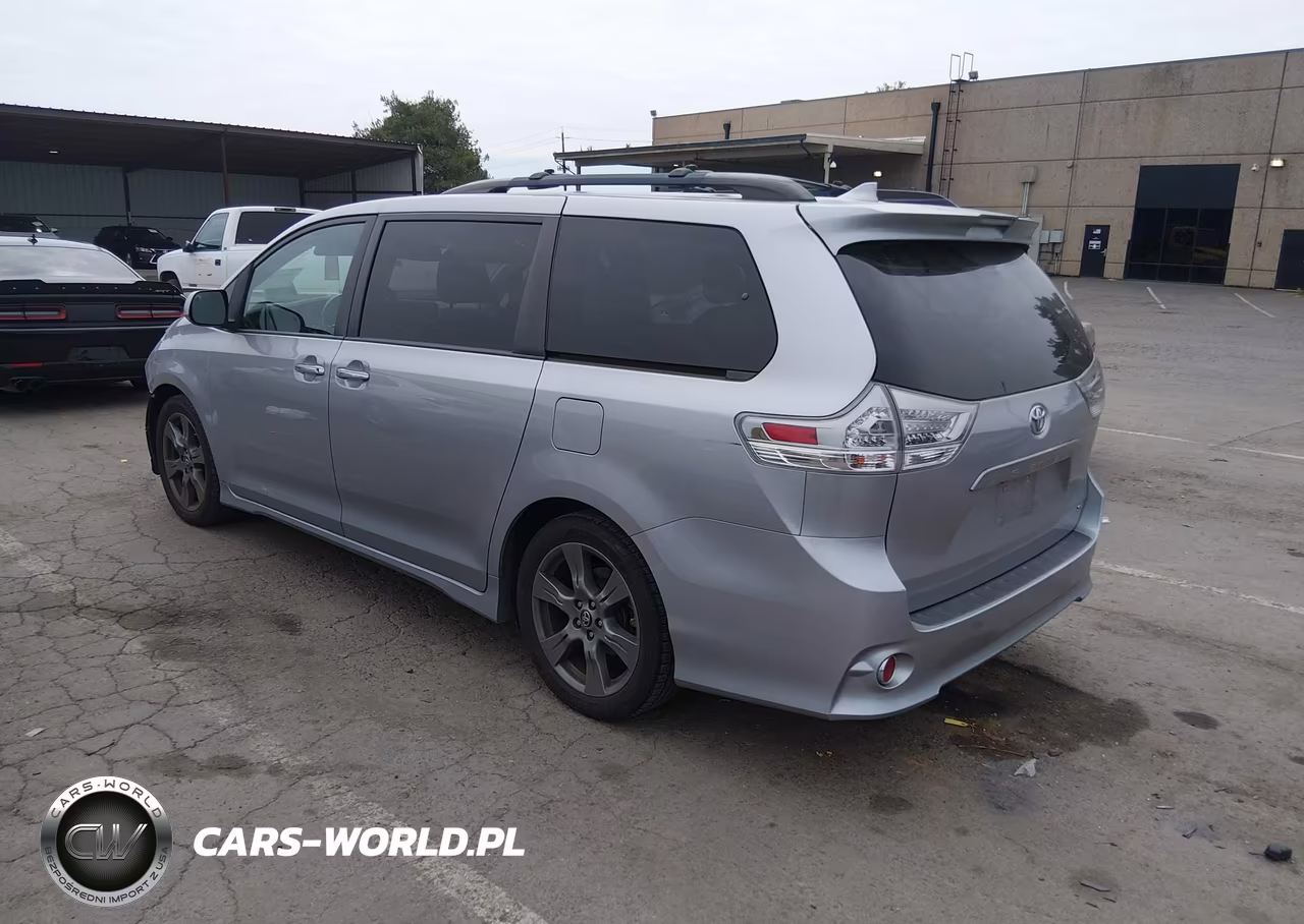 2018 Toyota Sienna Se 8 Passenger VIN:5TDXZ3DC6JS947665 - 3