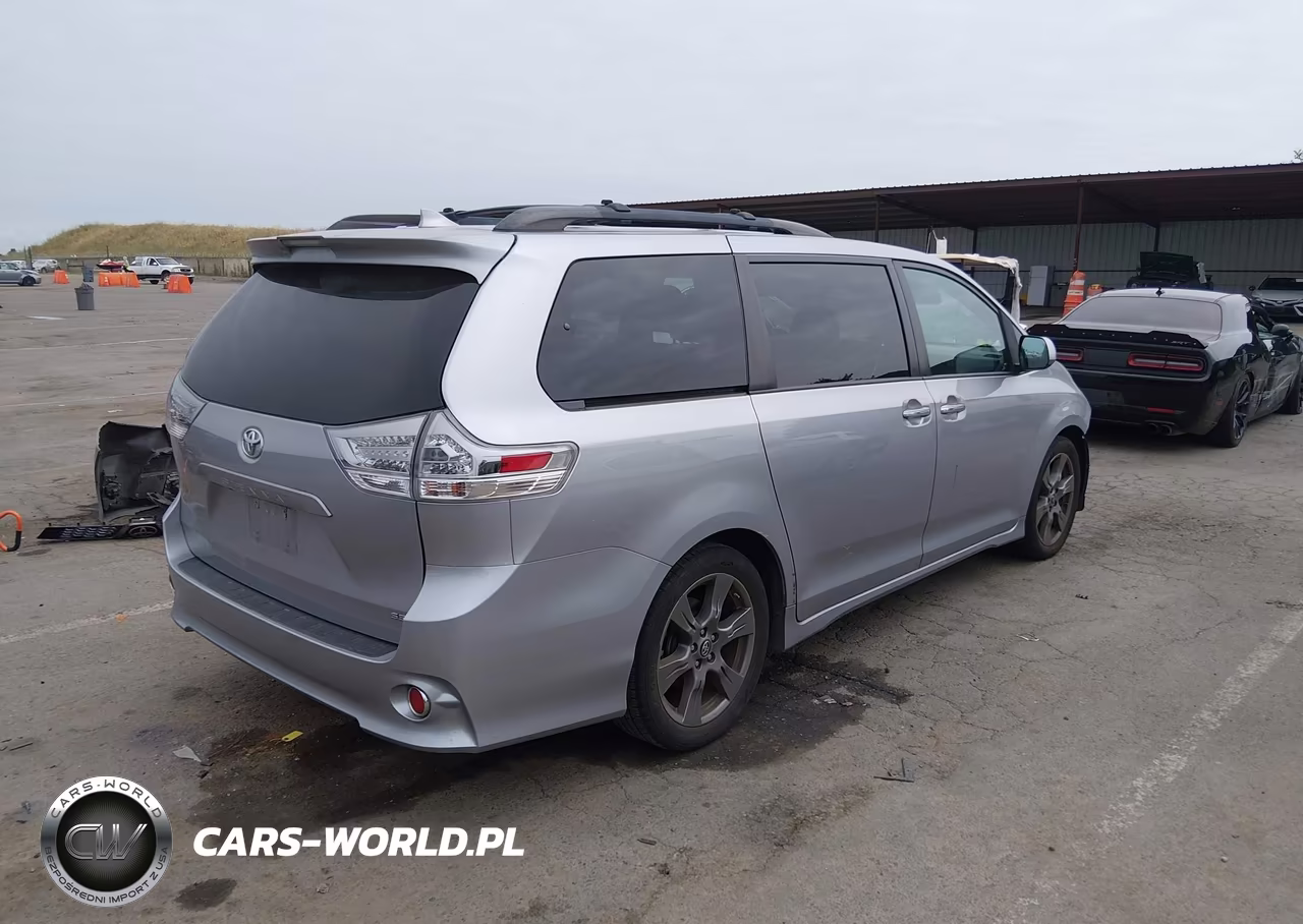 2018 Toyota Sienna Se 8 Passenger VIN:5TDXZ3DC6JS947665 - 4