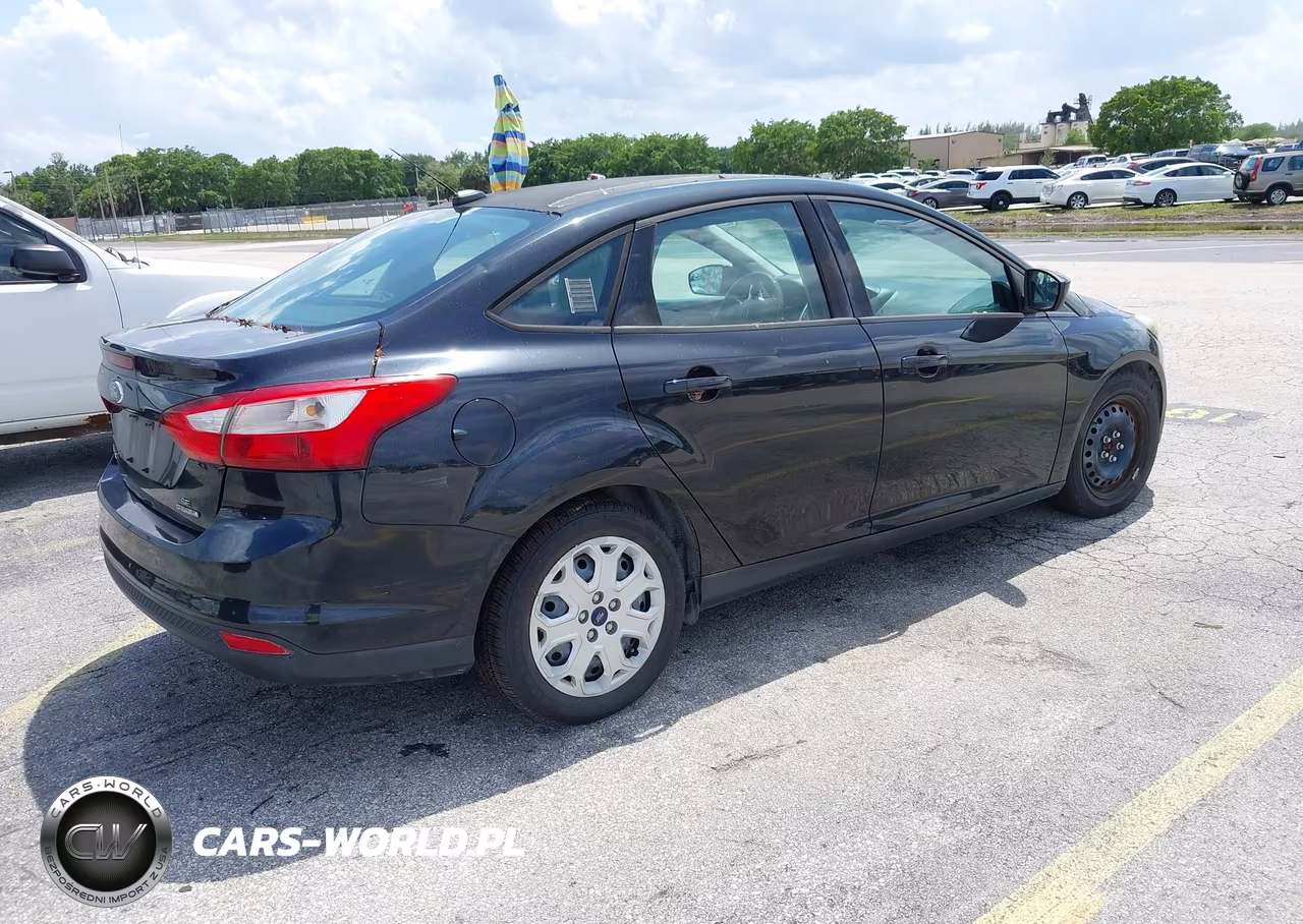 2012 Ford Focus Se VIN:1FAHP3F28CL384918 - 4