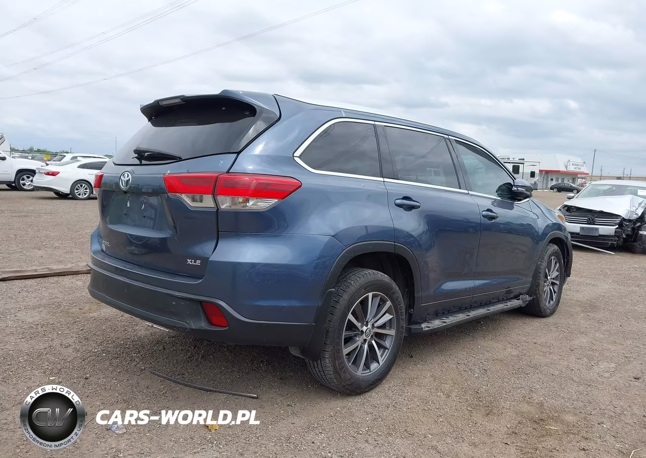 2018 Toyota Highlander Xle VIN:5TDKZRFH8JS281012 - 4