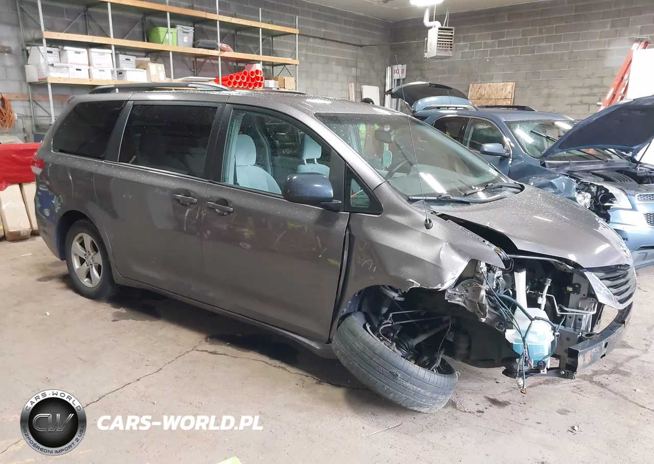 2014 Toyota Sienna Le V6 8 Passenger