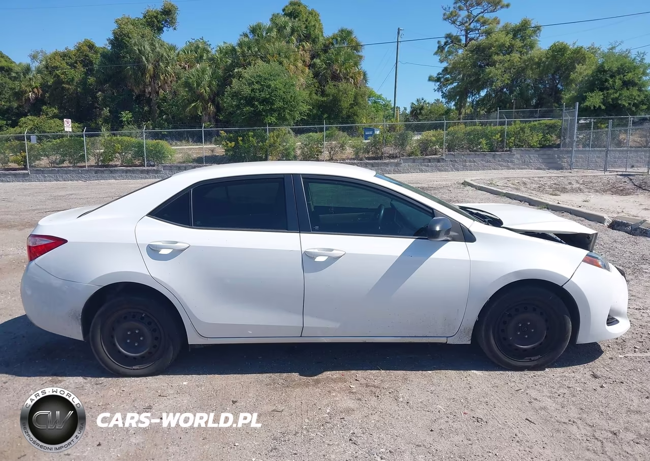 2017 Toyota Corolla Le VIN:5YFBURHE9HP592940 - 13