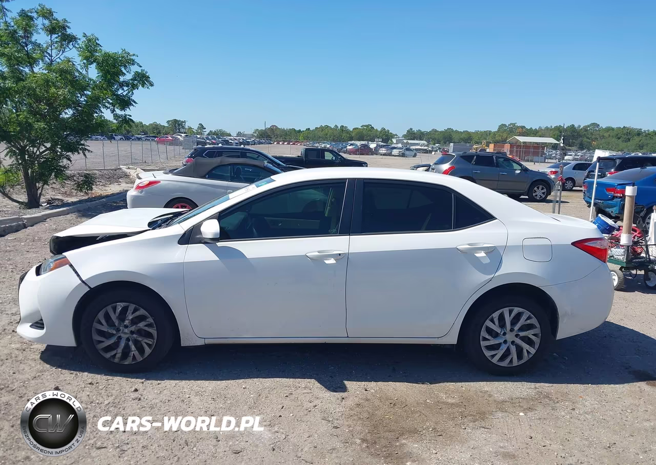 2017 Toyota Corolla Le VIN:5YFBURHE9HP592940 - 14