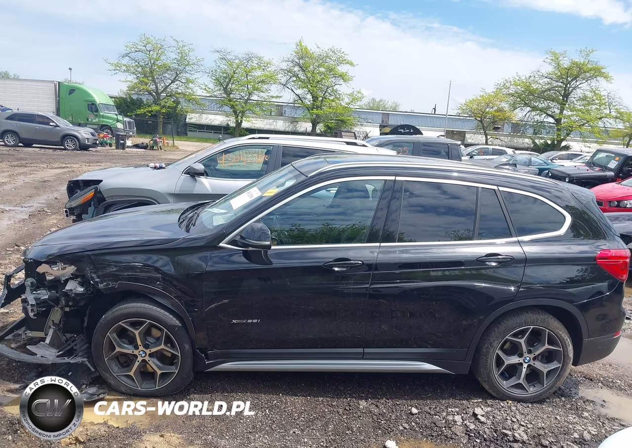 2018 BMW X1 xDrive28I VIN:WBXHT3C34J5L26666 - 14