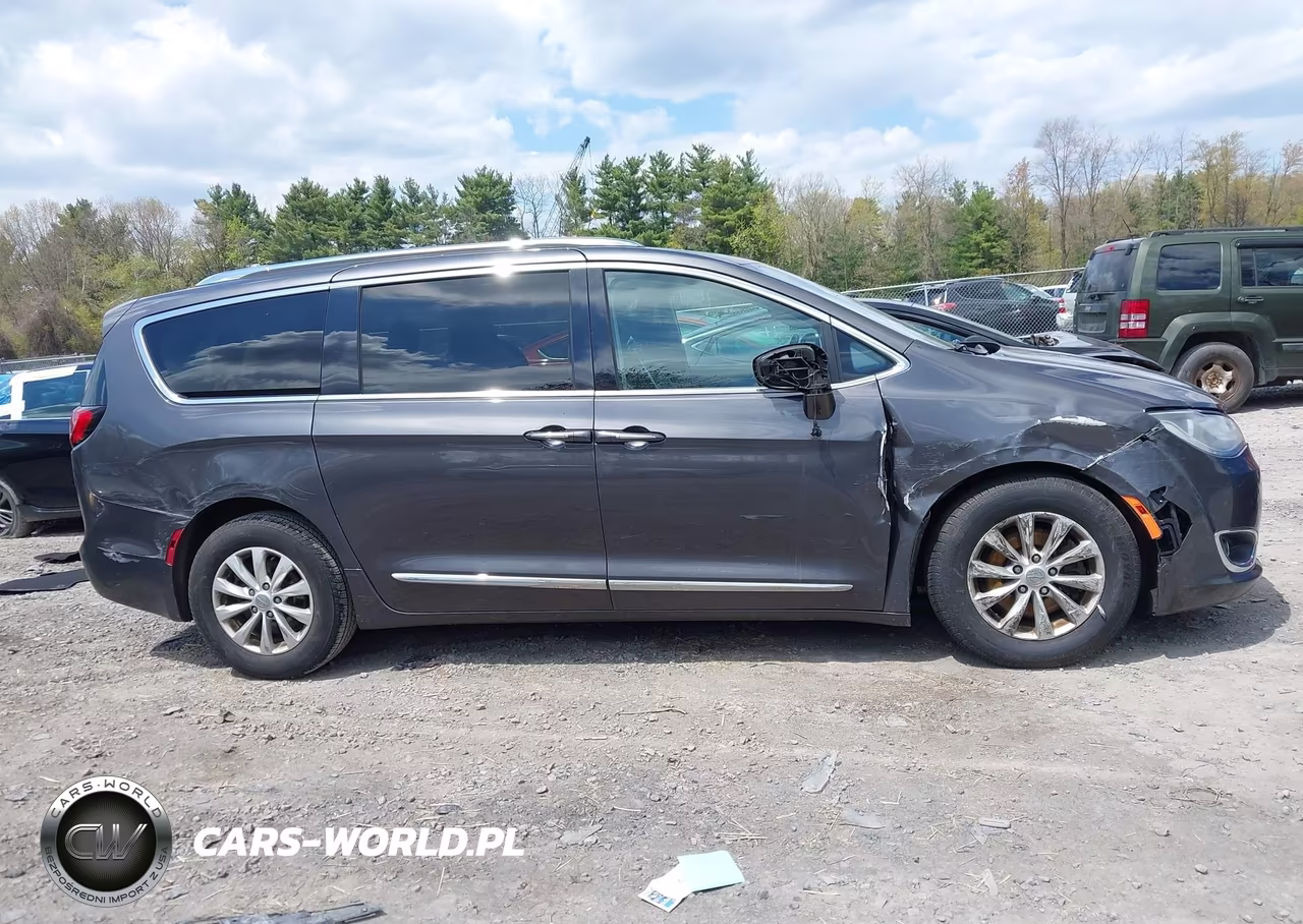 2018 Chrysler Pacifica Touring L Plus VIN:2C4RC1EG1JR351095 - 13